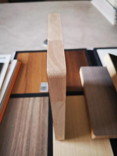2,木质较硬 3,在加工制成家具前,橡胶木必须先脱去橡胶素,否则做成